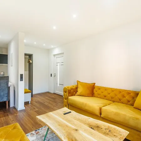 New & Modern 2 With Free Parking In アパート *