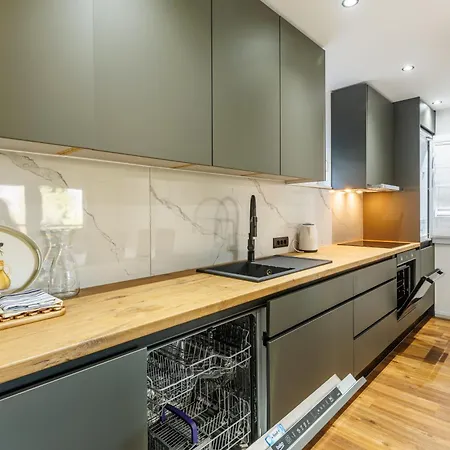 New & Modern 2 With Free Parking In