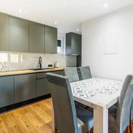 New & Modern 2 With Free Parking In アパート