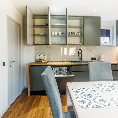 New & Modern 2 With Free Parking In アパート *