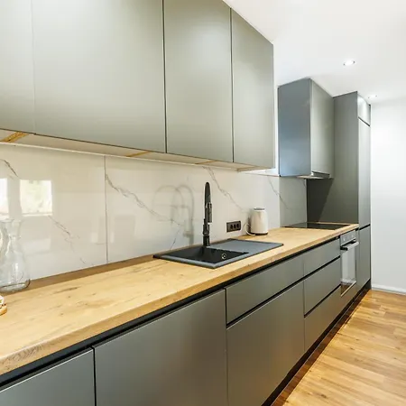 New & Modern 2 With Free Parking In *